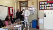 Muay thai milli sporcusu, astronot kostümüyle oy kullandı