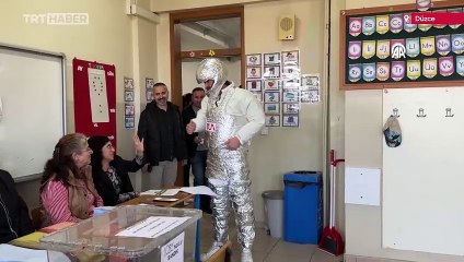 Muay thai milli sporcusu, astronot kostümüyle oy kullandı