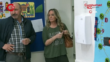 Oyuncu Nilperi Şahinkaya'nın sandıkta zor anları