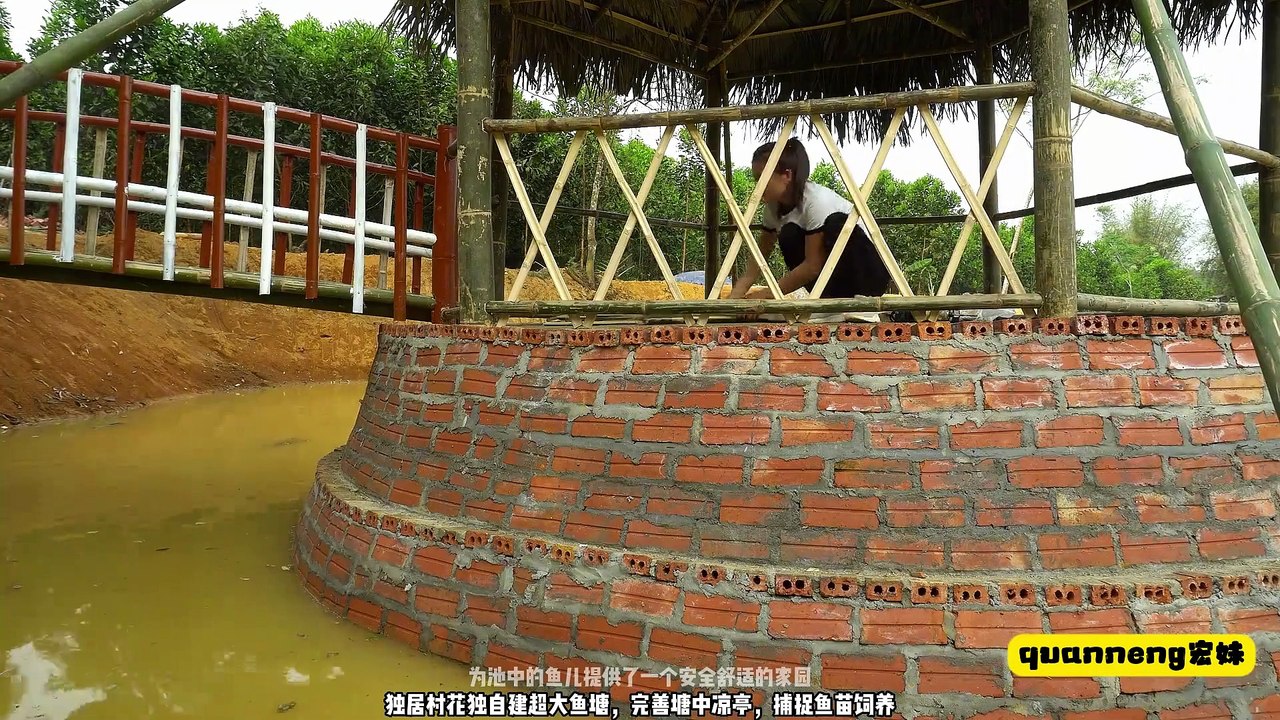 The beautiful village girl builds a house alone using bamboo, netizens: truly amazing