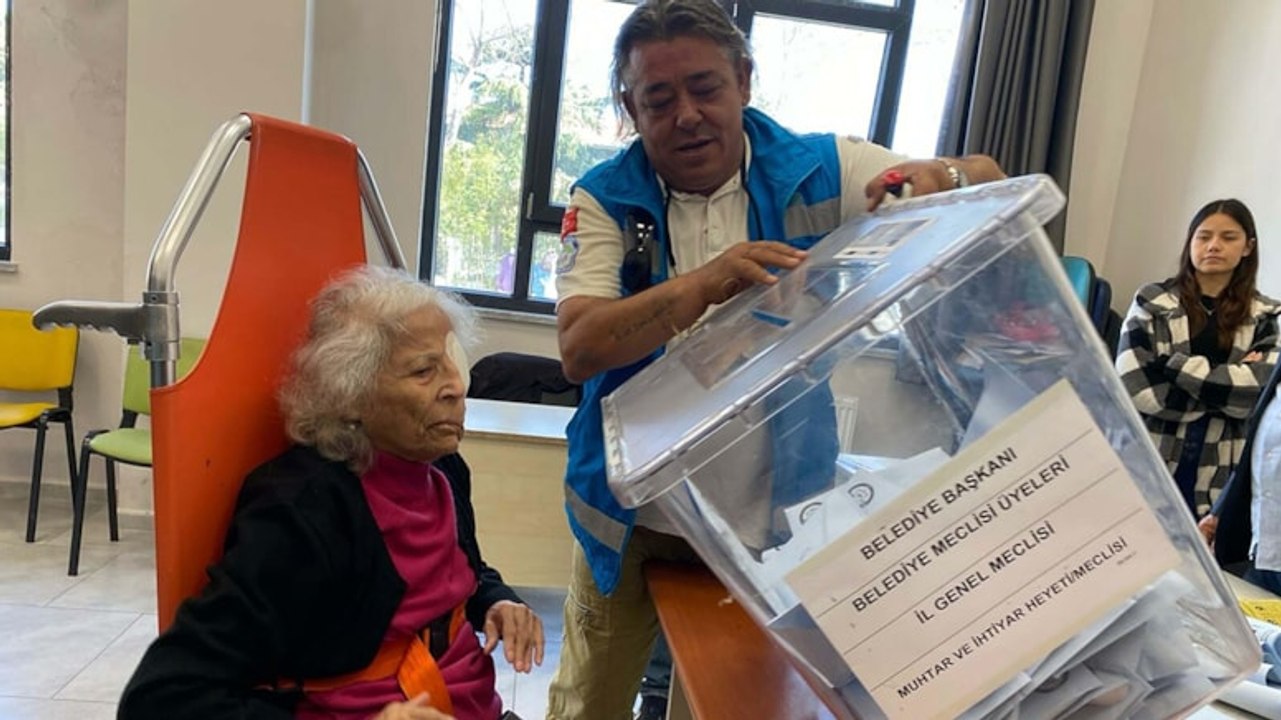 Ambulansla gelip sedyede oy kullandı