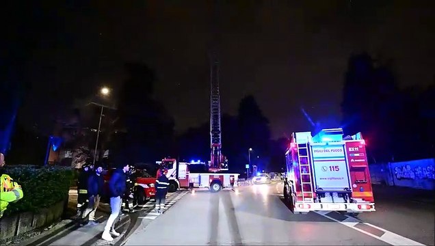 Balli e fuochi: il video del rave alla Stamoto di Bologna