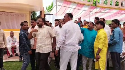 मंत्र्यासमोर अजितदादांचे कार्यकर्ते भिडले, दोन गटात राडा... काय घडलं?