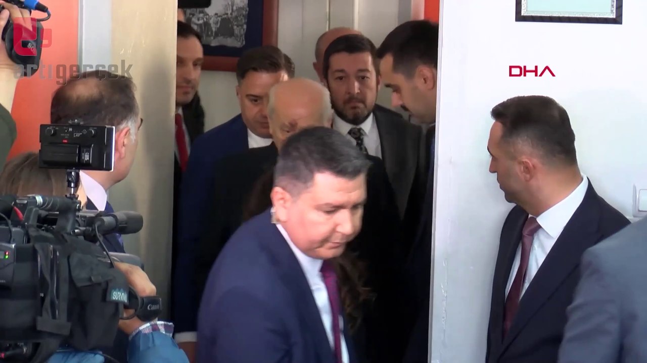Bahçeli oy kullandı: Yüzündeki morluk ve kolunun sargıda olması dikkat çekti