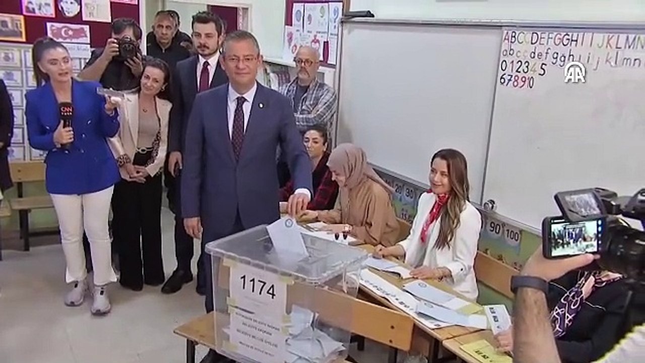 CHP Genel Başkanı Özgür Özel oyunu Manisa'da kullandı