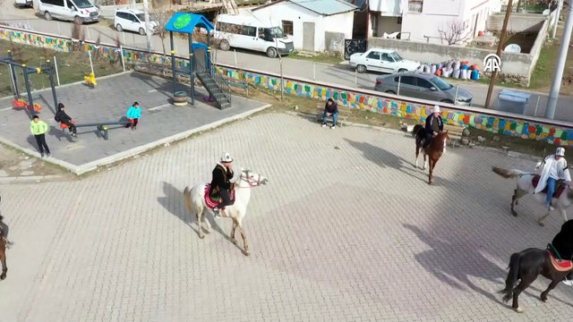 Van'daki Kırgız Türkleri yöresel kıyafetleriyle oy kullandı