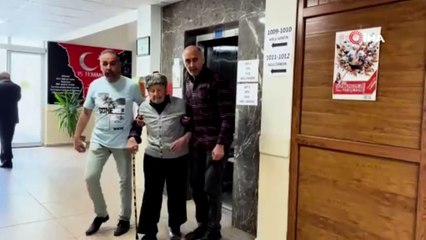 91 yaşındaki seçmen iki kişinin kolundan tutarak oy kullandı