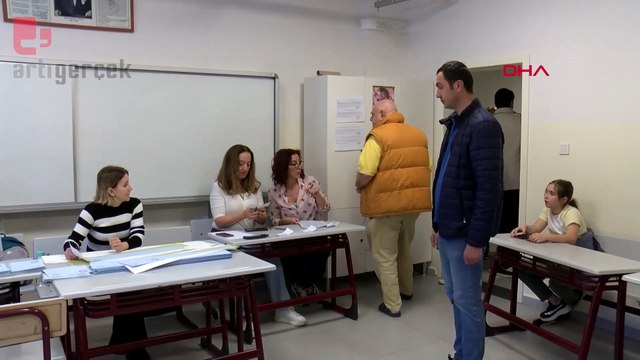 Candan Erçetin Beşiktaş'ta sandık görevlisi oldu