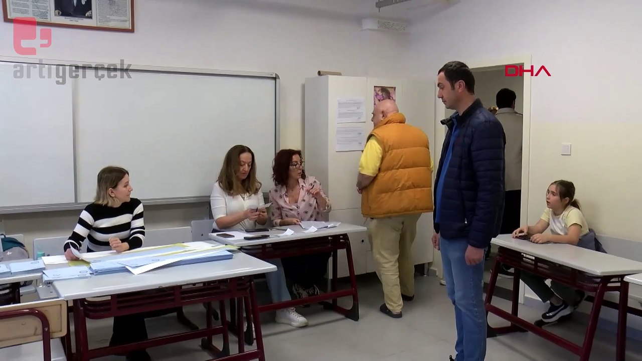 Candan Erçetin Beşiktaş'ta sandık görevlisi oldu