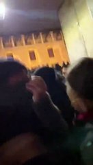 Vean el enfrentamiento entre la Ertzaintza y grupo proetarra que intentan ocupar un bloque de viviendas en Vitoria