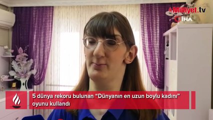 5 dünya rekoru bulunan “Dünyanın en uzun boylu kadını” oyunu kullandı