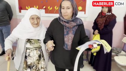 İspanyol gribinden sonra Covid-19'u da yenen 106 yaşındaki Emine Nine oyunu kullandı