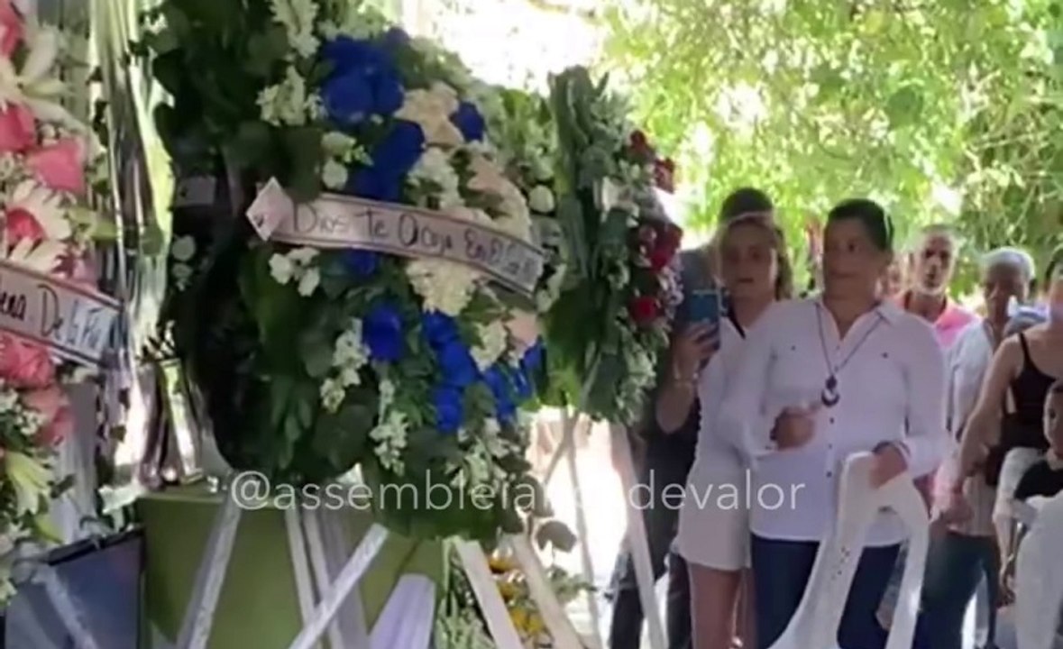 Vídeo que mostra coroa de flores se movendo supostamente sozinha em velório repercute nas redes