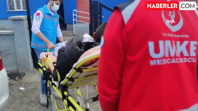 Kars'ta bir vatandaş sedye ile oy kullanmaya geldi