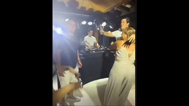 Ao som de Titãs, Flávio Bolsonaro mete dança em festa na Bahia