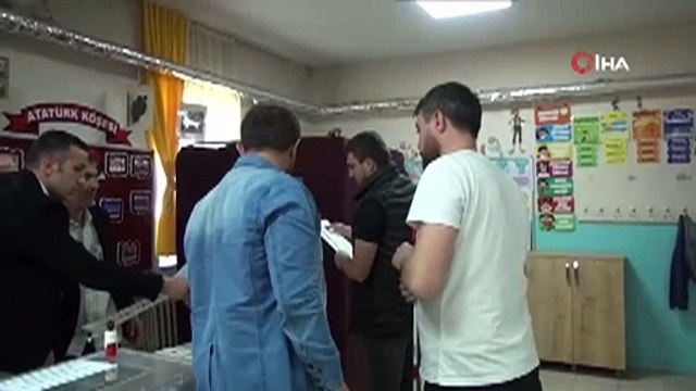 Görme engelli vatandaş, özel pusula ile oy kullandı