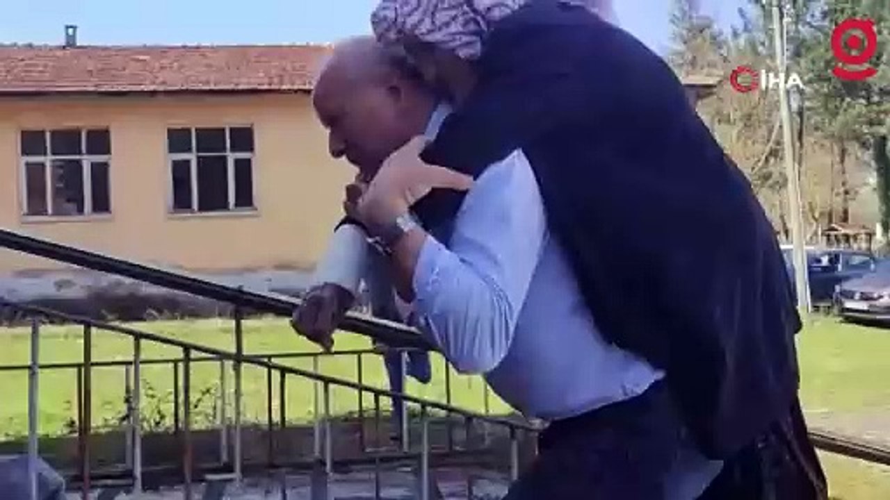 100 yaşındaki Fadime nine oy kullanmaya oğlunun sırtında gitti