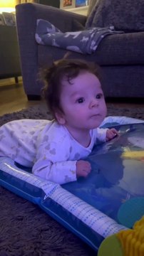 Certaines personnes hésitent à laisser leurs petits bébés jouer avec leurs gros chiens. Les parents ont tendance à craindre que le chien ne blesse le bébé, car celui-ci est curieux et ignore ce qu'ils font au chien. Cette vidéo peut prouver le contraire