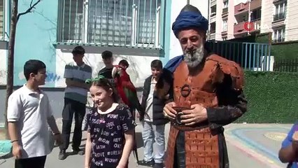 Papağanı Paşa ile oy kullanmaya gelen vatandaş ilgi odağı oldu