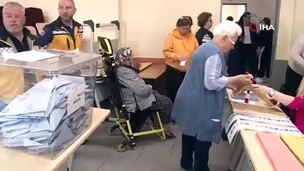 90 yaşındaki seçmen sağlık ekiplerinin yardımıyla sedyede oyunu kullandı