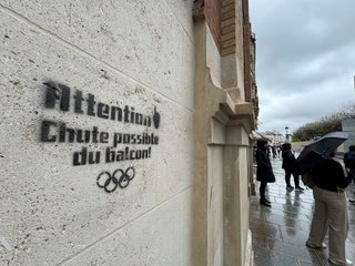JO Paris 2024 : pourquoi des « Attention, chute possible du balcon » dans les rues de la capitale ?