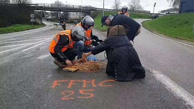 Oeufs de Pâques pour nids-de-poule , avec la Fédération Française des Motards en Colère du Doubs le 31 mars 2024 dans le Grand Besançon