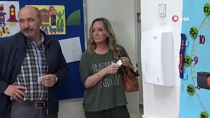 Oyuncu Nilperi Şahinkaya'nın sandıkta zor anları kameraya yansıdı