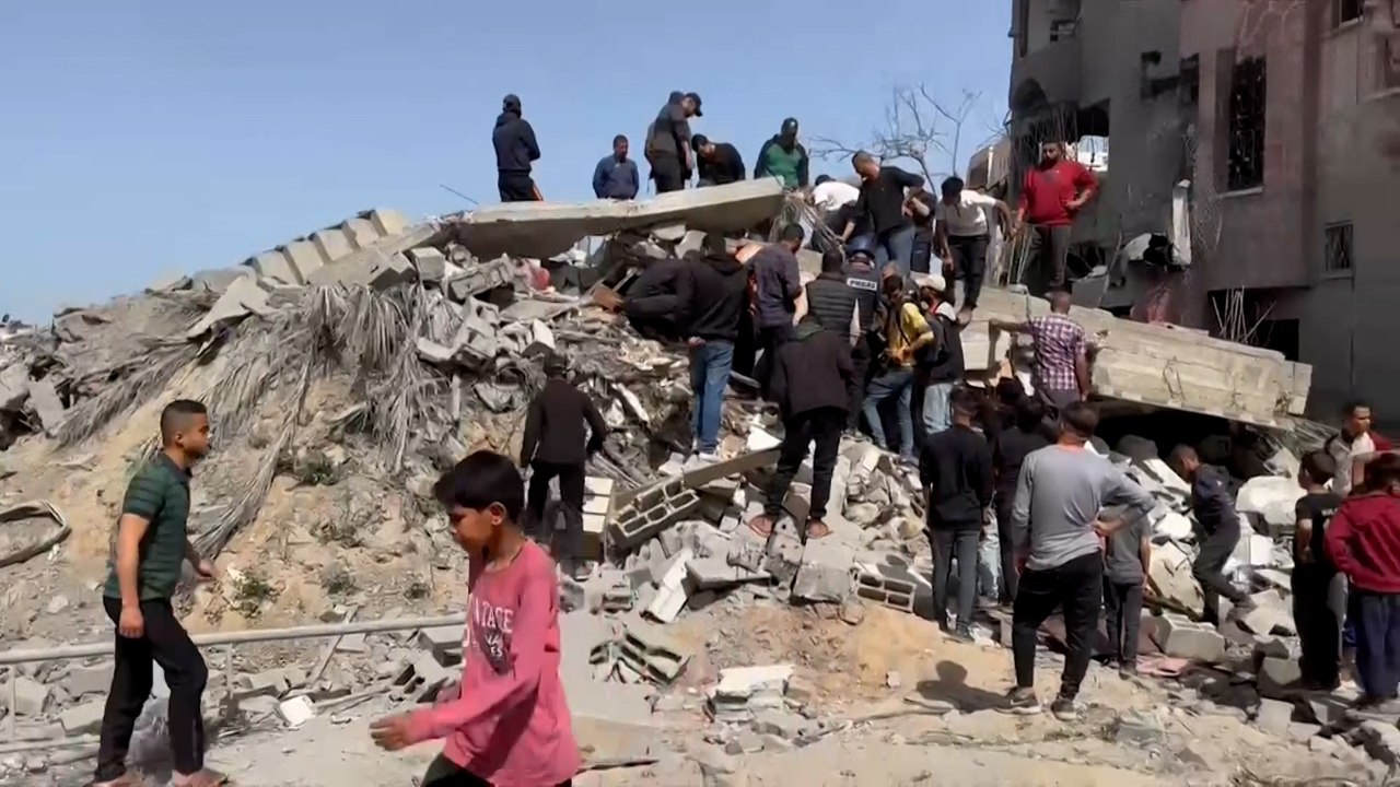 دمار كبير بقصف إسرائيلي استهدف منزل عائلة أبو عون في مخيم المغازي وسط القطاع