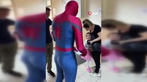 Büyükçekmece'de seçmen Spiderman kostümüyle oy  kullanmaya geldi