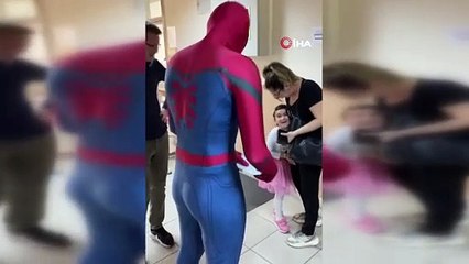 Büyükçekmece'de seçmen Spiderman kostümüyle oy  kullanmaya geldi