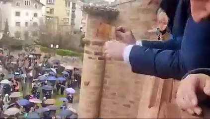 Em cidade espanhola, 'choveu' dinheiro pela varanda da igreja