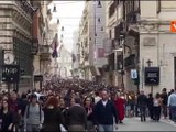 Pasqua a Roma, tante persone a passeggio nella centralissima via del Corso