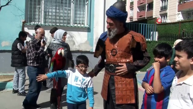 Sandık başında ilginç görüntüler… Papağanıyla oy kullandı
