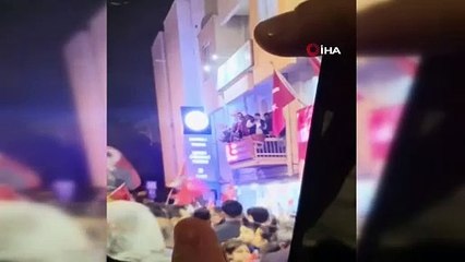 3’ü ağır 8 kişinin yaralandığı CHP ilçe binasının balkonunun çökme anı kamerada
