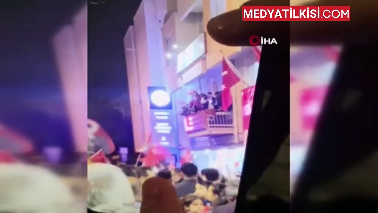 Denizli'de CHP ilçe binasının balkonunun çökme anı kamerada
