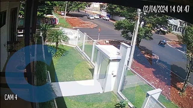 Câmera flagra acidente entre dois carros e caminhão no Maria Luiza