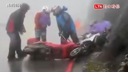 31日機車環島合歡山遇強風 重機也如骨牌接連被吹倒（民眾提供）