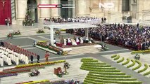 أمام حشود غفيرة.. البابا فرنسيس يوجه رسالة سلام في قدّاس عيد الفصح