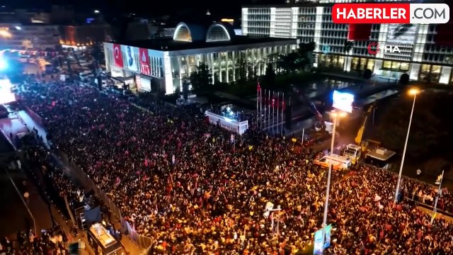 İBB Başkanı Ekrem İmamoğlu, seçim sonrası Saraçhane'de vatandaşlarla buluştu