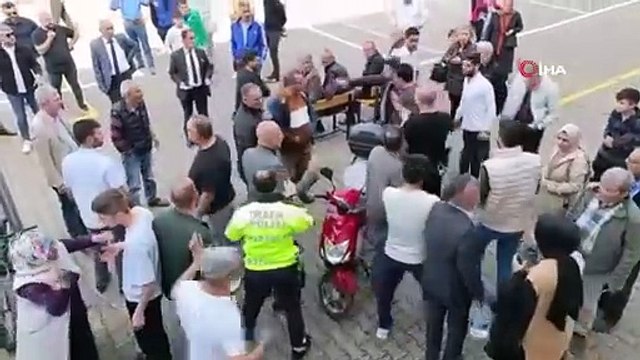 Hasımlar aynı sandıkta karşılaştı, ortalık karıştı: 1 polis yaralandı, biber gazı sıkıldı