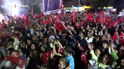 Belediye Başkanı zaferini kızı ile karşılıklı zeybek oynayarak kutladı