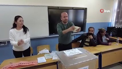 Erzincan’da iki kadın adayın oyları eşit çıkınca muhtar kura ile belirlendi