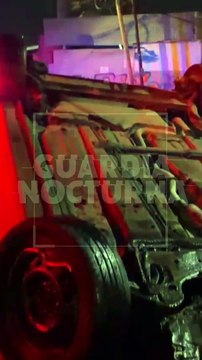 #Preliminar Luego de evitar atropellar a un imprudente peatón, el conductor de un automóvil terminó volcando en su unidad sobre carretera libre a Zapotlanejo, a la altura de San Pedrito #GuardiaNocturna