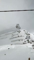 Rajadas de vento de 100 km/h 'abalam' teleférico em Itália. As imagens