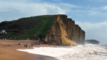 Un dron capta un espectacular desprendimiento en un acantilado famoso por salir en series