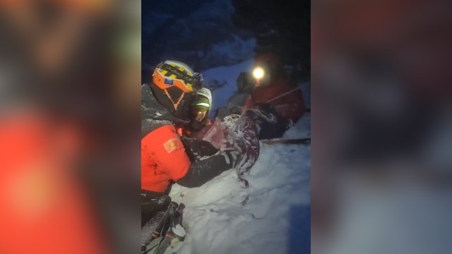 Los bomberos salvan a dos excursionistas perdidos con la técnica del burrito