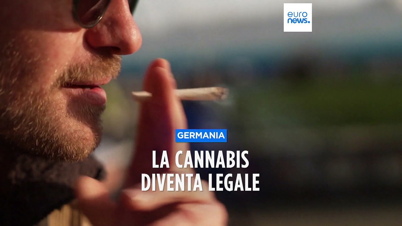 Germania, ora la cannabis è legale: i berlinesi festeggiano accendendosi una canna in strada