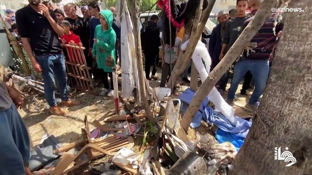 شاهد: مقتل 4 أشخاص وجرح 17 في غارة إسرائيلية استهدفت باحة مستشفى شهداء الأقصى في دير البلح