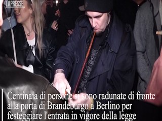 Germania, cannabis legale: festeggiamenti alla porta di Brandeburgo