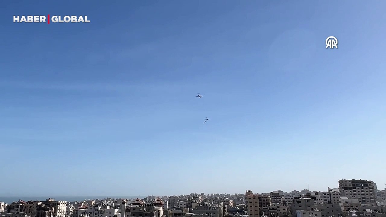 Gazze Şeridi'nin kuzeyine havadan paraşütle insani yardım indirildi